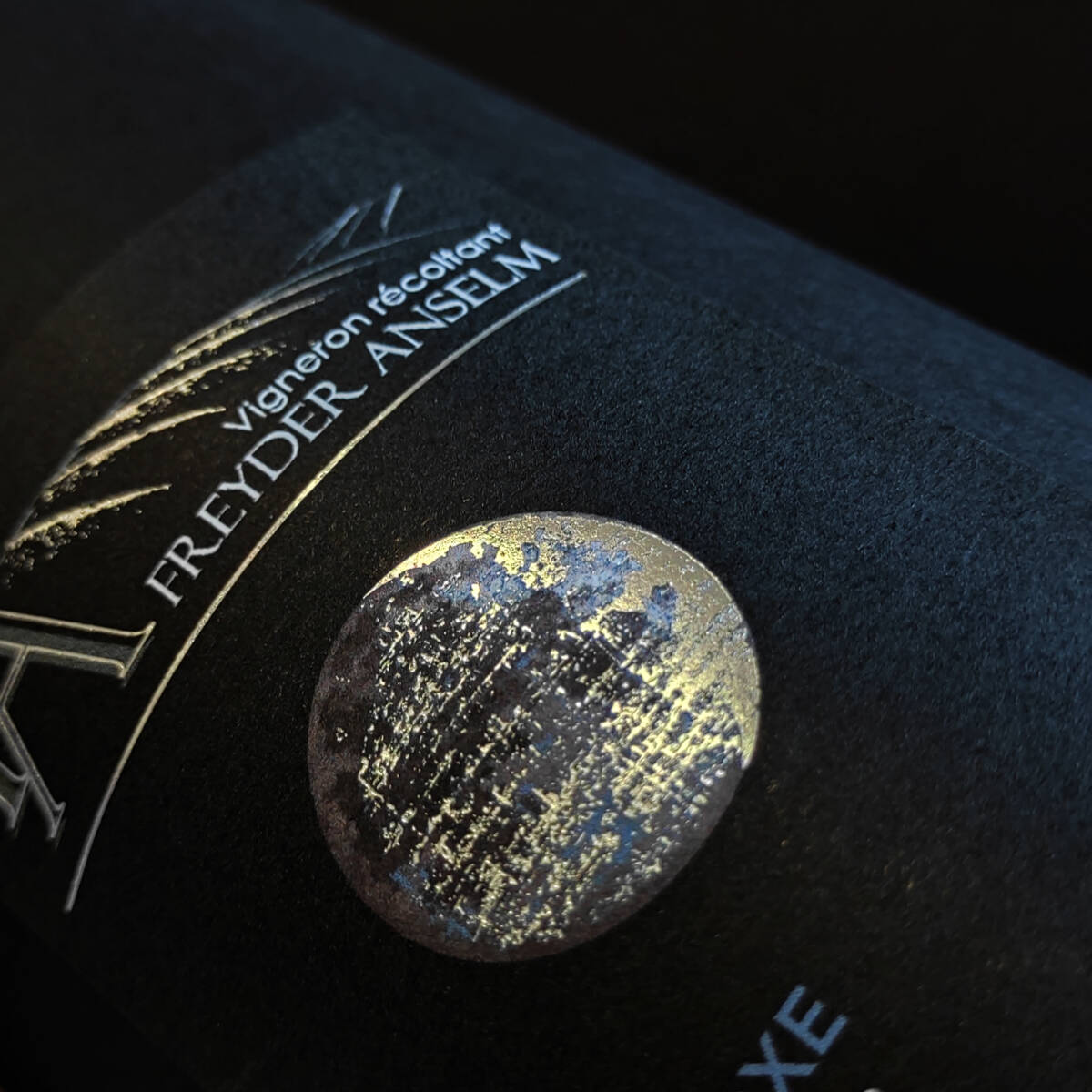 Quelles finitions spéciales (gaufrage, dorure, vernis) peuvent valoriser vos étiquettes sur mesure ? Colmar